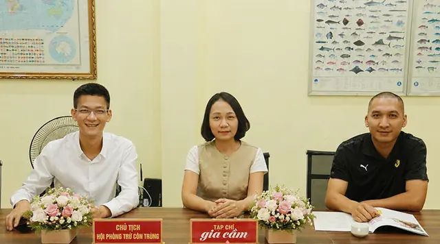 Minh họa trang trại gia cầm sạch sẽ với bẫy ruồi và biểu tượng an toàn sinh học