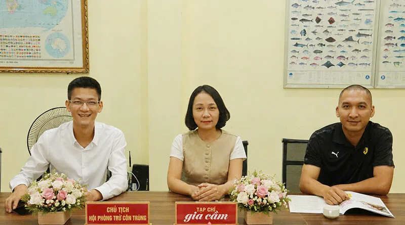 Minh họa trang trại gia cầm sạch sẽ với bẫy ruồi và biểu tượng an toàn sinh học