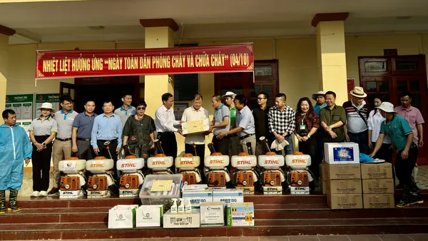Minh họa công văn, thùng chế phẩm và kính lúp thanh tra