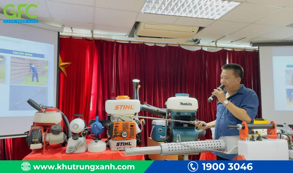 Minh họa các loại máy phun diệt côn trùng đặt trên bàn hội thảo