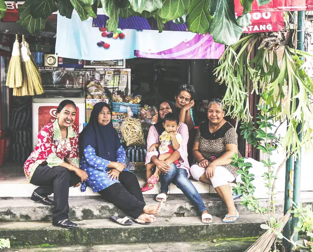Minh họa muỗi mang Wolbachia, đĩa nuôi cấy và biểu tượng hợp tác