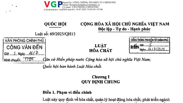 Minh họa cuốn luật mở cùng cán cân công lý và bình hóa chất