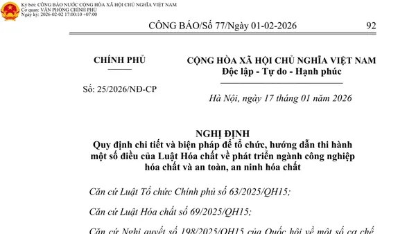 Minh họa lớp huấn luyện an toàn với đồ bảo hộ, mặt nạ và bình phun đặt trên bàn