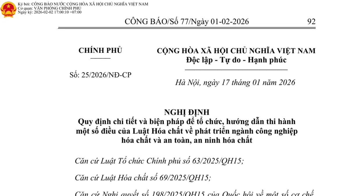 Minh họa lớp huấn luyện an toàn với đồ bảo hộ, mặt nạ và bình phun đặt trên bàn