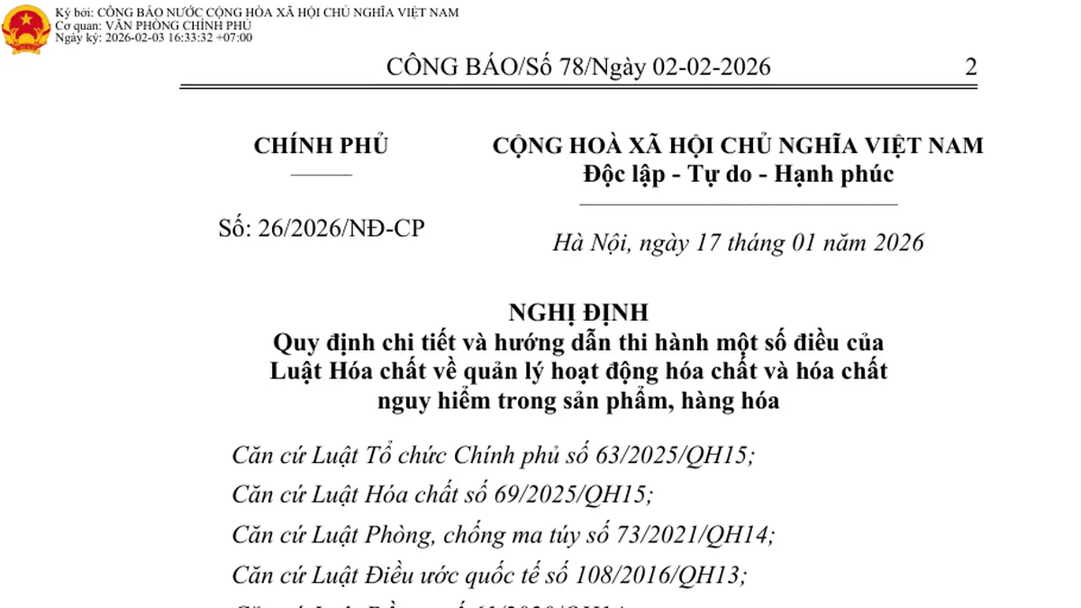 Minh họa kho hóa chất ngăn nắp với thùng chứa, biểu tượng an toàn và văn bản pháp quy