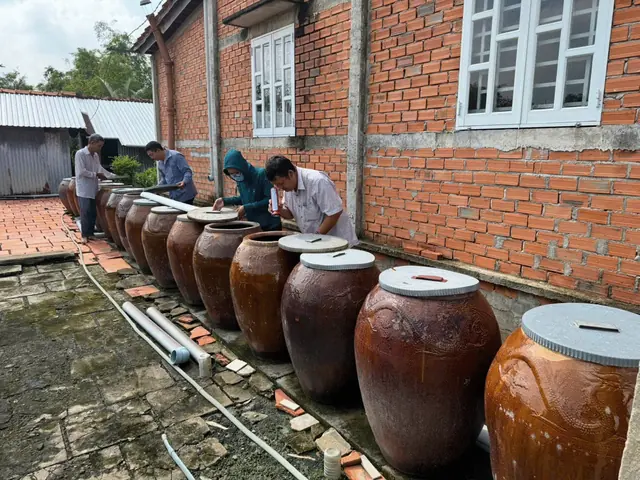 Minh họa dụng cụ chứa nước, bọ gậy và biểu tượng cảnh báo sớm
