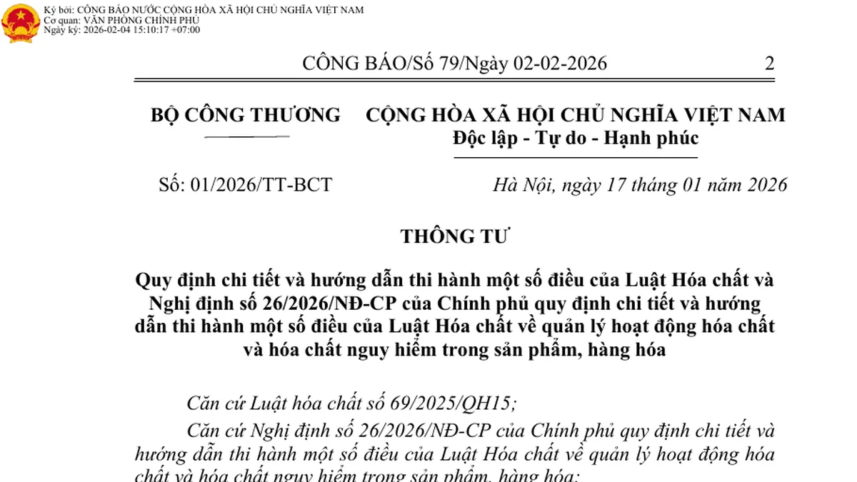Minh họa phiếu an toàn hóa chất và thùng hóa chất có nhãn cảnh báo