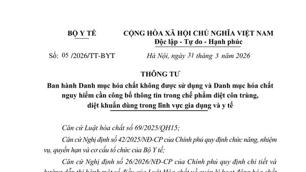Minh họa văn bản danh mục hóa chất cạnh thùng chứa và cán cân pháp lý