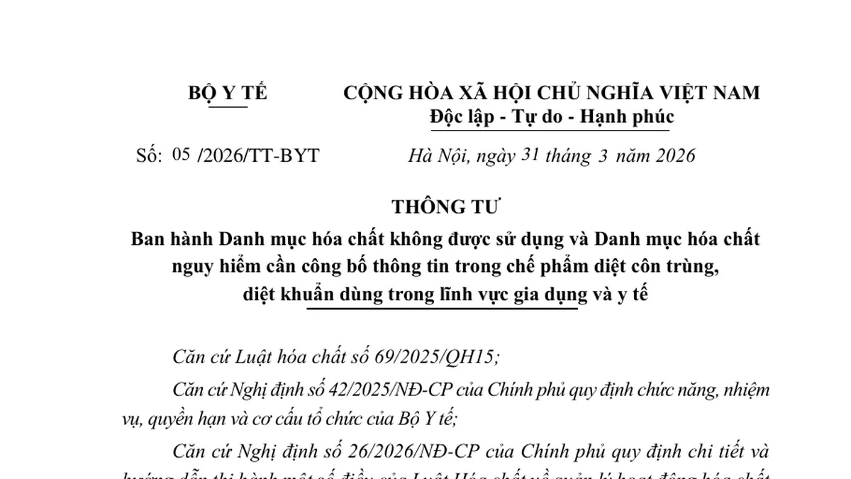 Minh họa văn bản danh mục hóa chất cạnh thùng chứa và cán cân pháp lý