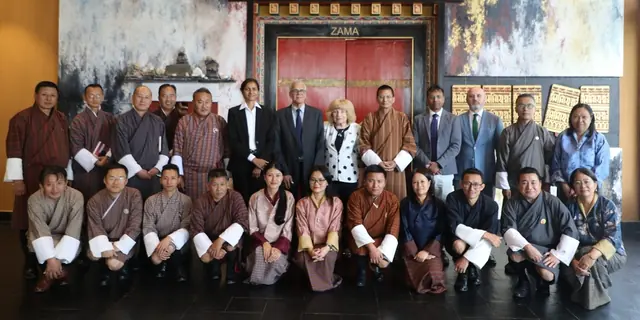 Minh họa muỗi Anopheles trên nền bản đồ vùng núi, biểu tượng hành trình loại trừ sốt rét