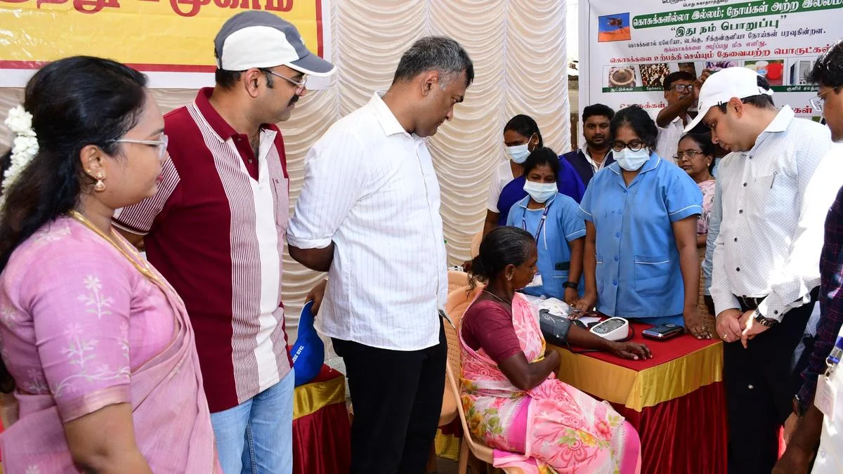 Lãnh đạo Sở Y tế Tamil Nadu và Ủy viên thành phố Chennai kiểm tra điểm khám sốt tại Teynampet