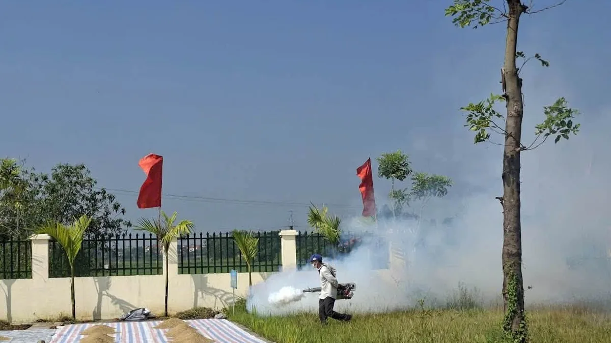 Nhân viên phun hóa chất diệt muỗi ngoài trời, ảnh CDC Hà Nội kèm bài VTV.vn