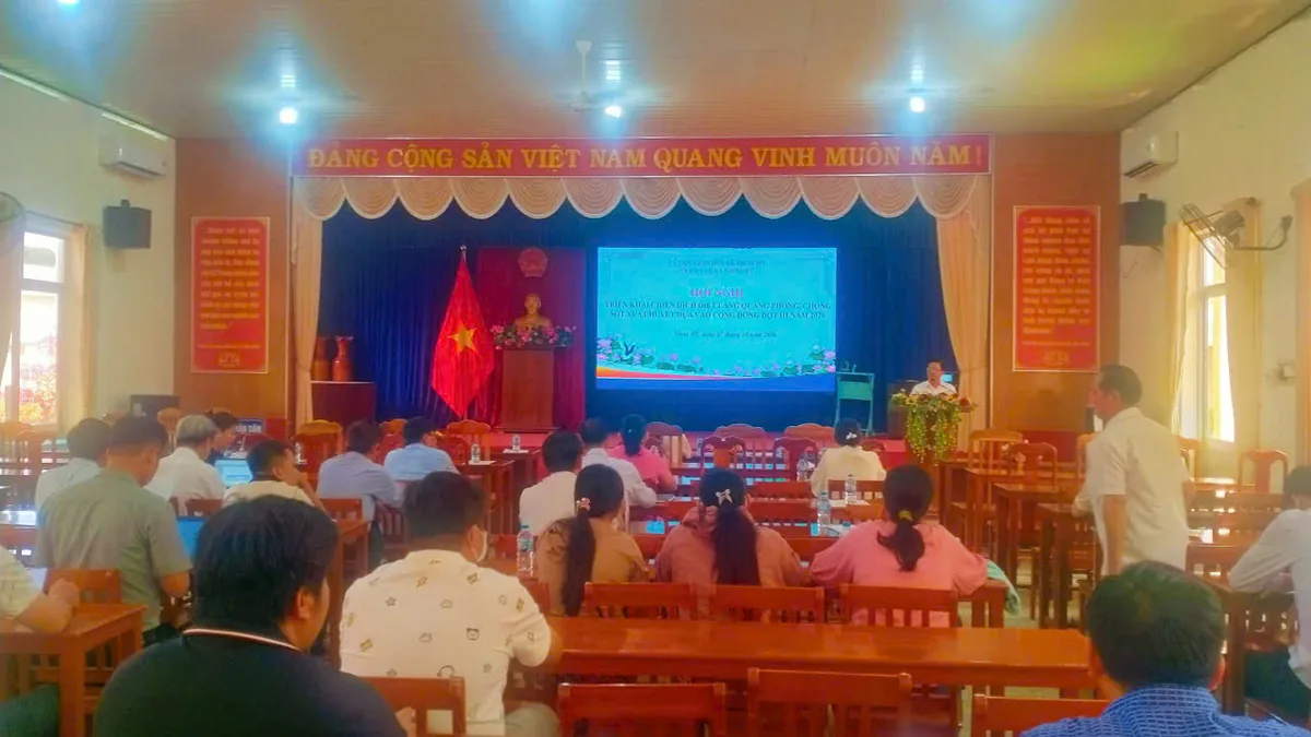 Cuộc họp triển khai chiến dịch diệt lăng quăng tại UBND xã Nhơn Mỹ, ảnh kèm bài trên trang xã